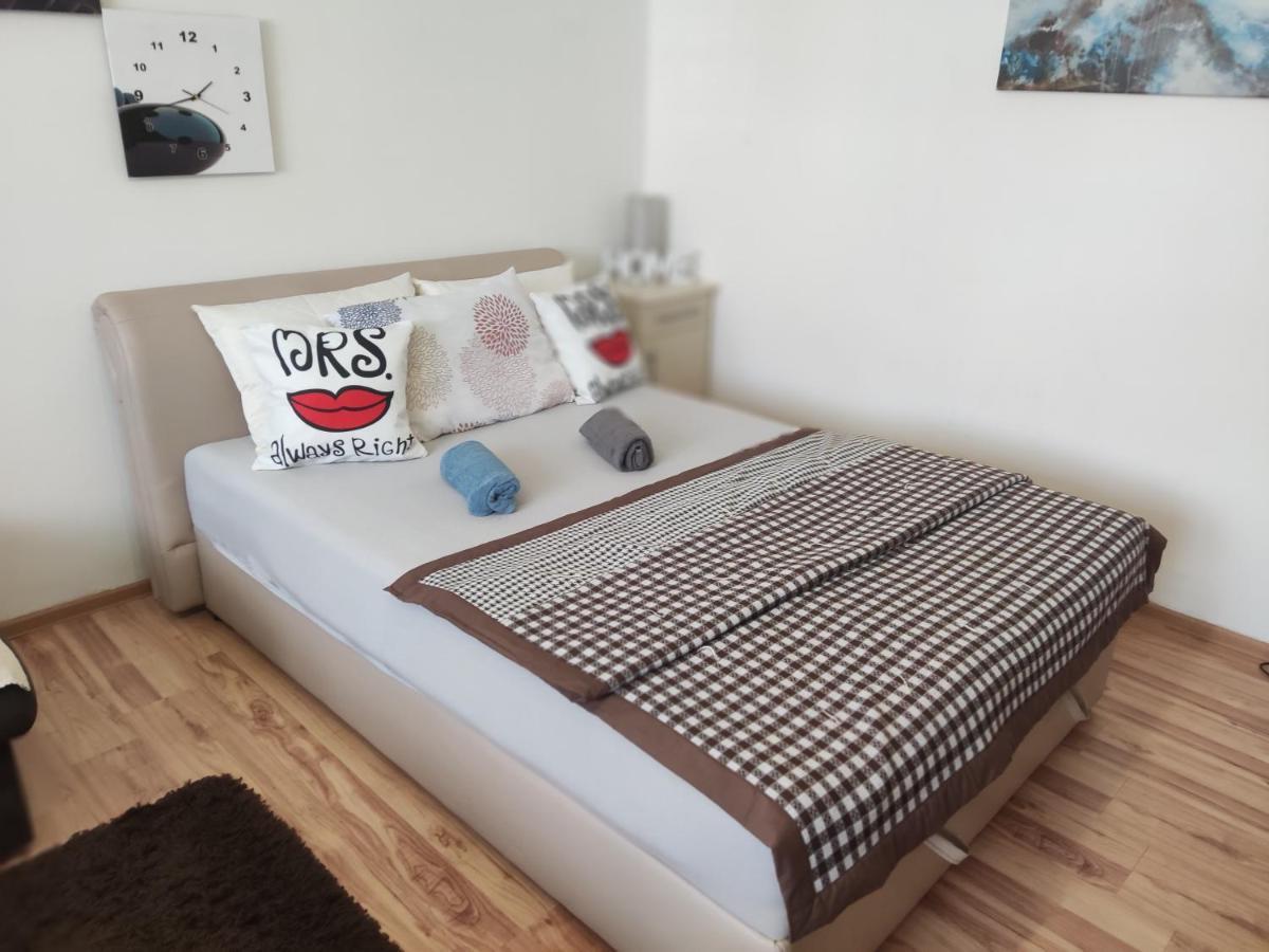 Apartmani Sarah Tuzla Esterno foto